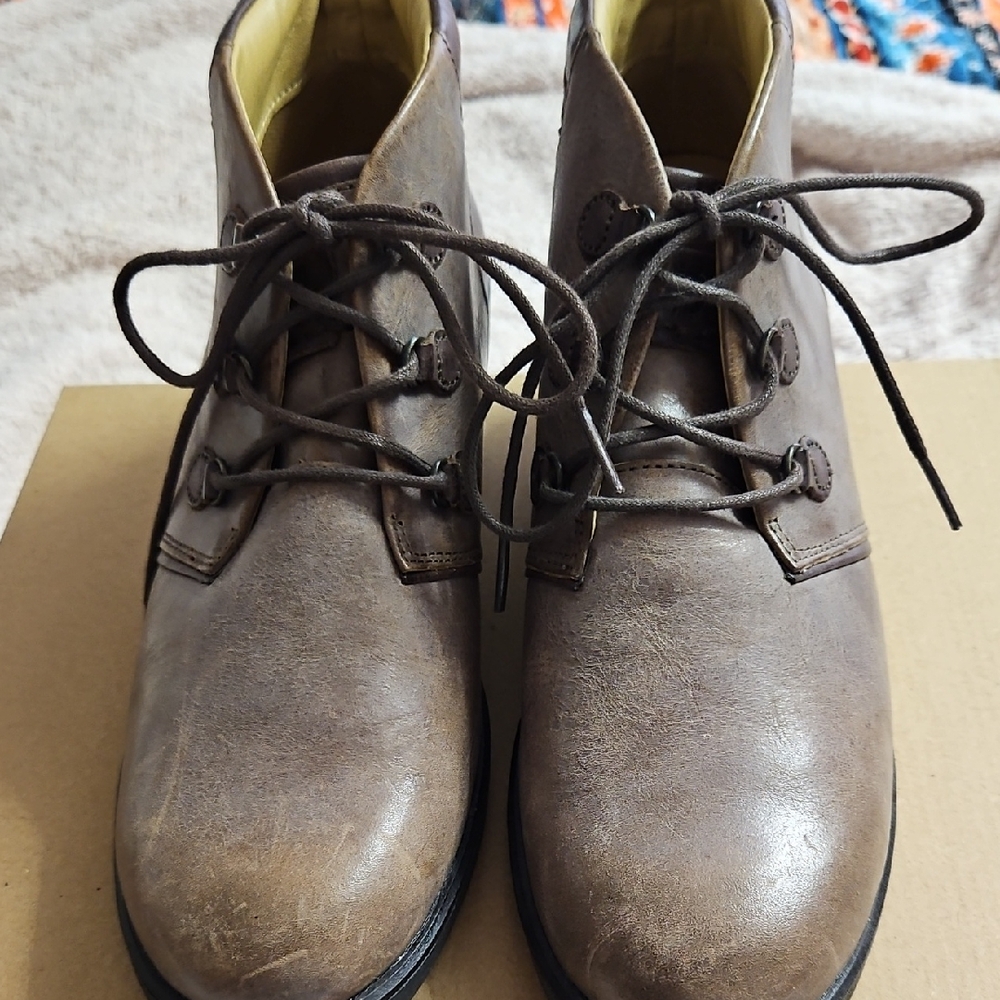 LIKE NEW BUSSOLA ANKLE BOOTS